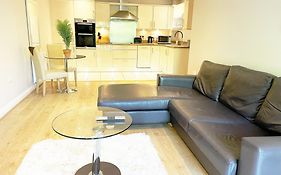 Travaal.Om - 2 Bed Serviced Apartment Farnborough